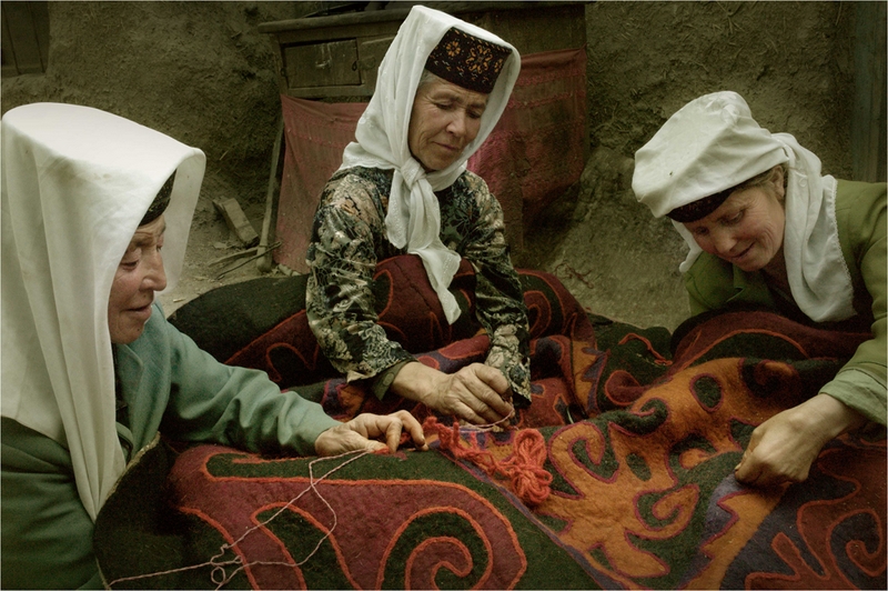 725 - WOVEN CARPET WOMAN - WAN YI - china.jpg